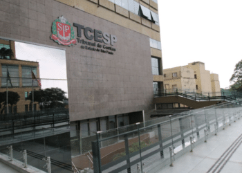 Fachada do Tribunal de Contas do Estado de São Paulo em matéria sobre criação de novos cargos.