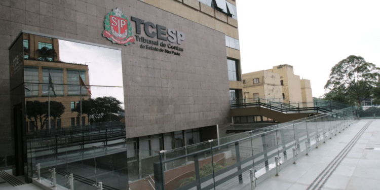 Fachada do Tribunal de Contas do Estado de São Paulo em matéria sobre criação de novos cargos.