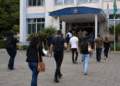Candidatos caminham em direção a prédio público para participar de seleção com inscrições encerrando nesta sexta-feira.