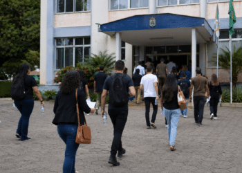 Candidatos caminham em direção a prédio público para participar de seleção com inscrições encerrando nesta sexta-feira.