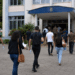 Candidatos caminham em direção a prédio público para participar de seleção com inscrições encerrando nesta sexta-feira.