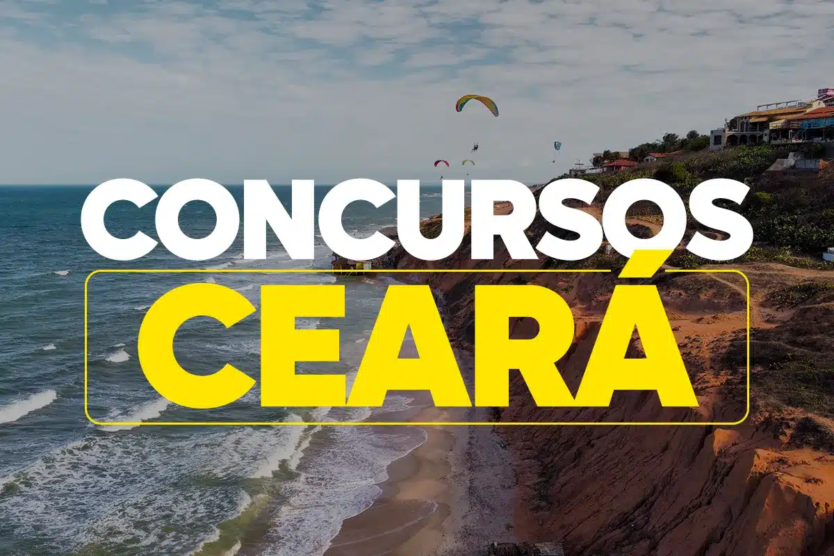 Falésias avermelhadas de Canoa Quebrada com texto "Concursos Ceará" e parapentes voando sobre mar azul.