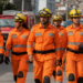 Bombeiros militares de Minas Gerais caminham fardados, representando concurso do CBMMG com inscrições abertas.