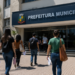 Candidatos caminham em direção à Prefeitura Municipal para inscrição em concurso público.