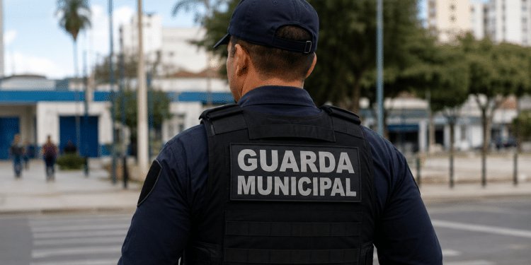 Guarda municipal fardado de costas em área urbana simbolizando segurança pública.