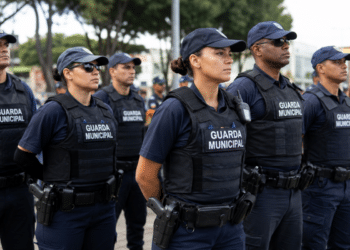 Agentes da Guarda Municipal em formação durante operação de segurança pública em Minas Gerais.