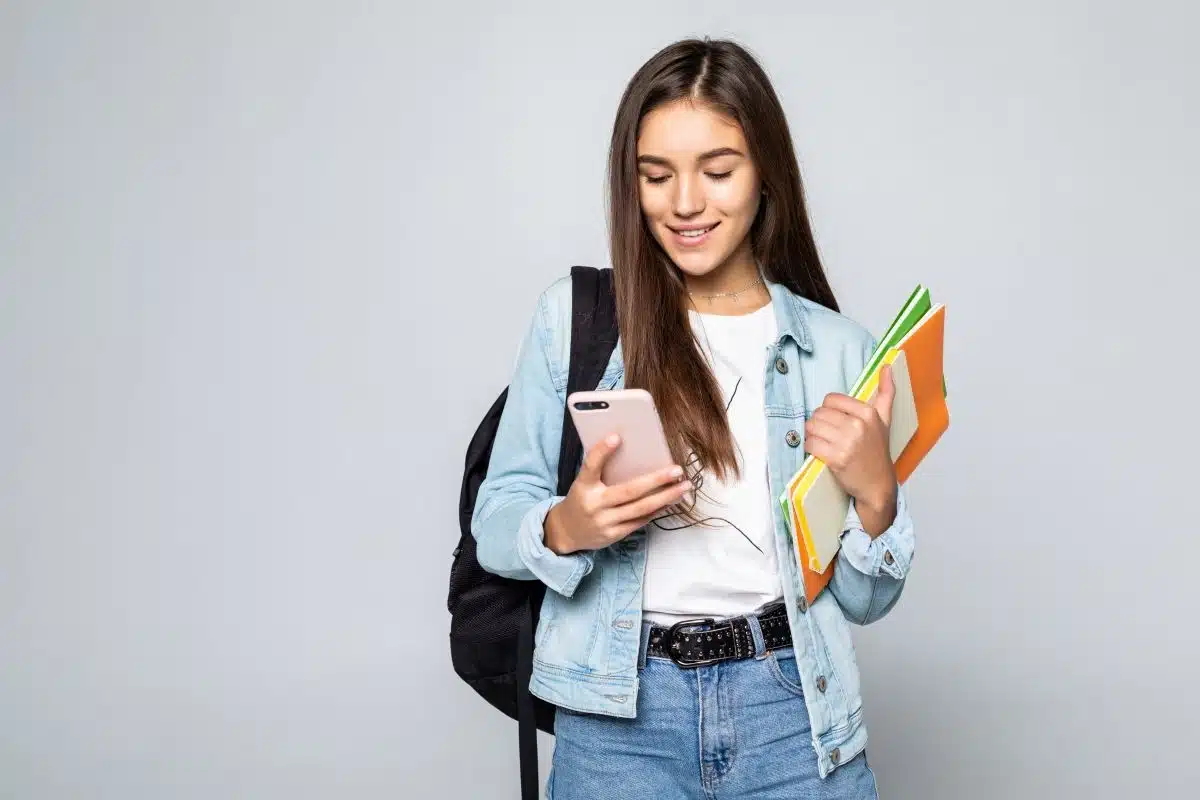 Enem 2026 - Confirmação da inscrição Candidata consulta pelo celular a confirmação da inscrição do Enem 2026 após o pagamento da taxa