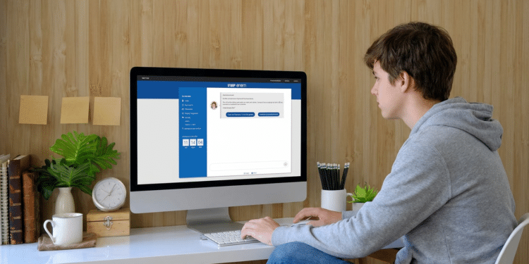 Jovem acessa a Página do Participante do Enem no computador para realizar a confirmação de participação no Enem.