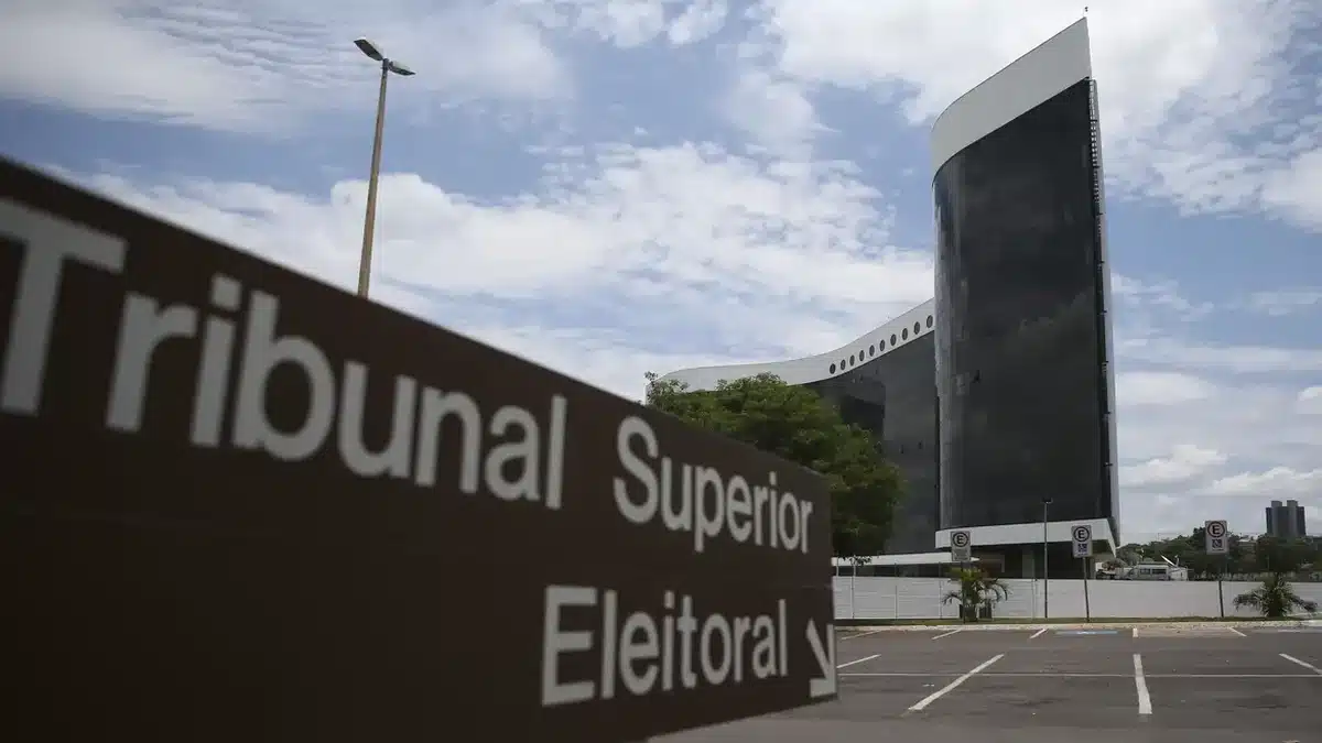 TSE - Penalidades eleitorais em caso de descumprimento das regras Fachada do Tribunal Superior Eleitoral em Brasília, representando as regras e penalidades do processo eleitoral