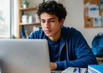 Jovem estudante brasileiro consultando vagas do Sisu+ 2026 em notebook durante rotina de estudos