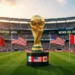 Troféu da Copa do Mundo em campo de futebol com bandeiras de México, Estados Unidos e Canadá ao fundo.