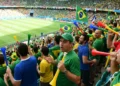 Torcida brasileira em estádio com vuvuzelas, antes da proibição da FIFA na Copa do Mundo de 2026.
