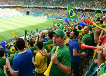 Torcida brasileira em estádio com vuvuzelas, antes da proibição da FIFA na Copa do Mundo de 2026.