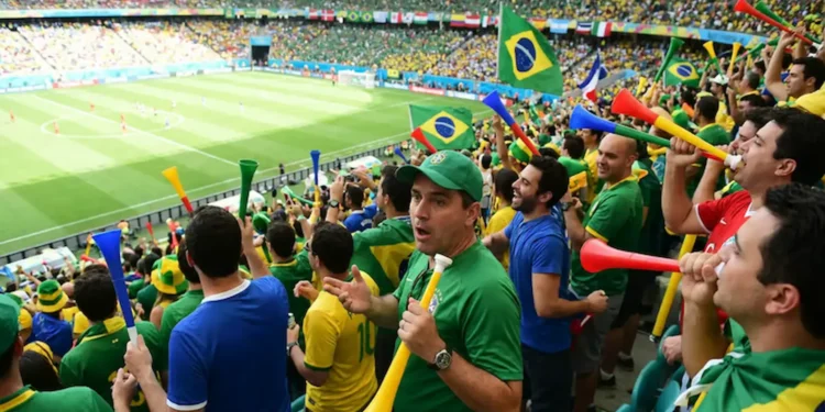 Torcida brasileira em estádio com vuvuzelas, antes da proibição da FIFA na Copa do Mundo de 2026.