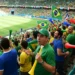 Torcida brasileira em estádio com vuvuzelas, antes da proibição da FIFA na Copa do Mundo de 2026.