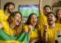 Torcedores brasileiros comemoram em casa durante jogo da Seleção na Copa do Mundo de 2026