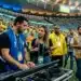 Profissionais nos bastidores da Copa do Mundo ajustando equipamentos de som e coordenando a transmissão do evento.