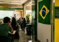 Estudante em ambiente de universidade pública brasileira durante o dia de jogo da Seleção, representando a expectativa sobre a suspensão ou manutenção das aulas.