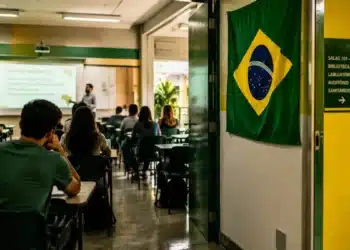Estudante em ambiente de universidade pública brasileira durante o dia de jogo da Seleção, representando a expectativa sobre a suspensão ou manutenção das aulas.