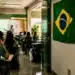 Estudante em ambiente de universidade pública brasileira durante o dia de jogo da Seleção, representando a expectativa sobre a suspensão ou manutenção das aulas.