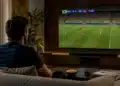 Imagem ilustrativa de um torcedor assistindo ao Brasil, que vai entrar em campo contra o Haiti na Copa do Mundo de 2026, em partida decisiva no grupo C.