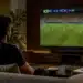 Imagem ilustrativa de um torcedor assistindo ao Brasil, que vai entrar em campo contra o Haiti na Copa do Mundo de 2026, em partida decisiva no grupo C.