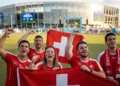 Torcedores da Suíça celebram com bandeiras durante a Copa do Mundo 2026, representando a segunda rodada da fase de grupos
