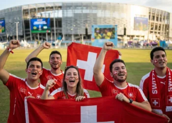 Torcedores da Suíça celebram com bandeiras durante a Copa do Mundo 2026, representando a segunda rodada da fase de grupos