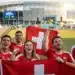 Torcedores da Suíça celebram com bandeiras durante a Copa do Mundo 2026, representando a segunda rodada da fase de grupos