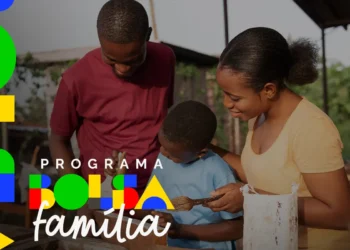 Família com criança ao lado da identidade visual do Programa Bolsa Família