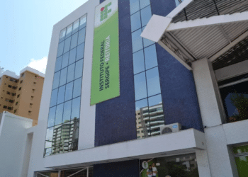 Fachada do prédio da Reitoria do Instituto Federal de Sergipe com placa de identificação