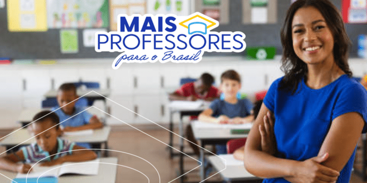 Professora sorridente de braços cruzados em sala com alunos ao fundo, representando os cursos do programa Mais Professores para o Brasil