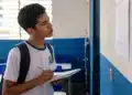 Estudante observando calendário escolar, representando a conferência de mudanças no cronograma do Enem 2026 e a possibilidade de prorrogação das datas de aplicação das provas.