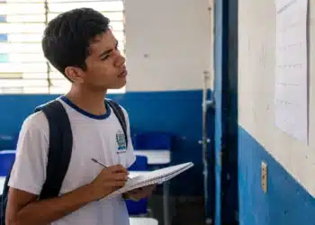 Estudante observando calendário escolar, representando a conferência de mudanças no cronograma do Enem 2026 e a possibilidade de prorrogação das datas de aplicação das provas.