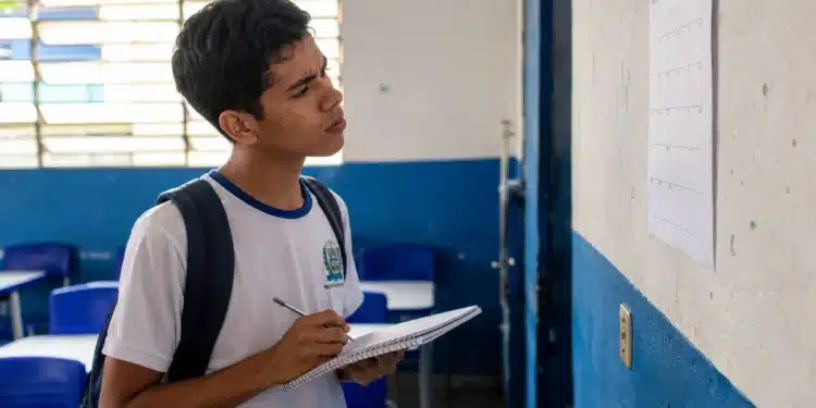 Estudante observando calendário escolar, representando a conferência de mudanças no cronograma do Enem 2026 e a possibilidade de prorrogação das datas de aplicação das provas.
