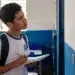 Estudante observando calendário escolar, representando a conferência de mudanças no cronograma do Enem 2026 e a possibilidade de prorrogação das datas de aplicação das provas.