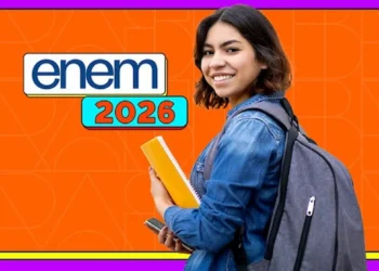 Estudante segurando materiais de estudo representando oportunidades de ingresso no ensino superior com a nota do Enem.