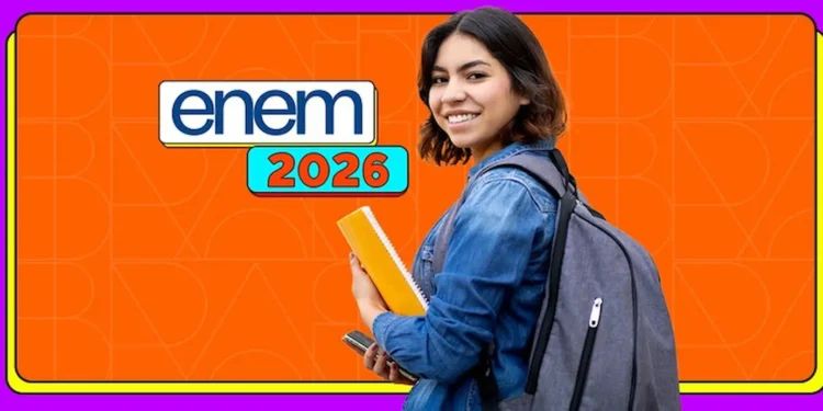 Estudante segurando materiais de estudo representando oportunidades de ingresso no ensino superior com a nota do Enem.