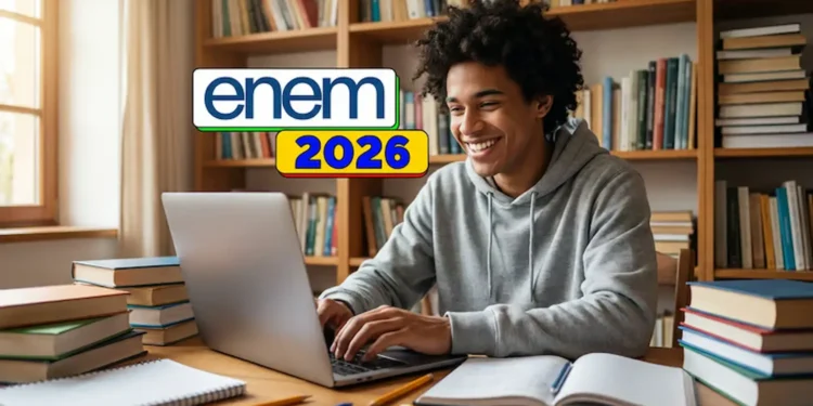 Estudante sorrindo usa notebook em biblioteca com chamada visual do Enem 2026.