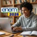 Estudante sorrindo usa notebook em biblioteca com chamada visual do Enem 2026.
