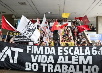 Manifestantes seguram faixa pelo fim da escala 6x1 durante ato em defesa da redução da jornada de trabalho.