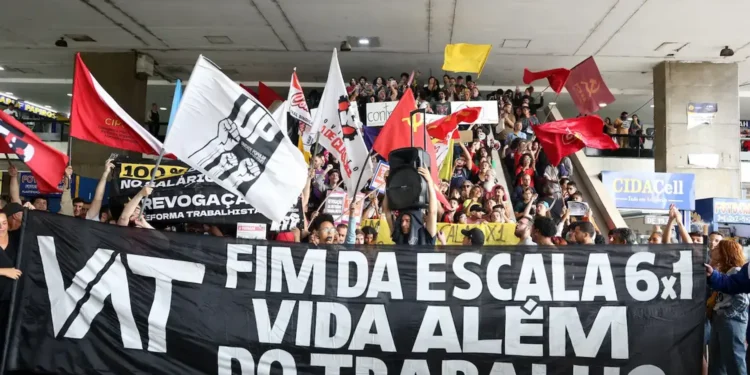 Manifestantes seguram faixa pelo fim da escala 6x1 durante ato em defesa da redução da jornada de trabalho.