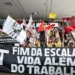 Manifestantes seguram faixa pelo fim da escala 6x1 durante ato em defesa da redução da jornada de trabalho.