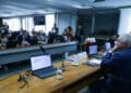 Senadores reunidos em bancada durante sessão de comissão no Senado Federal