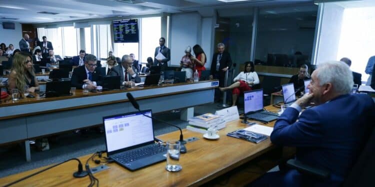 Senadores reunidos em bancada durante sessão de comissão no Senado Federal