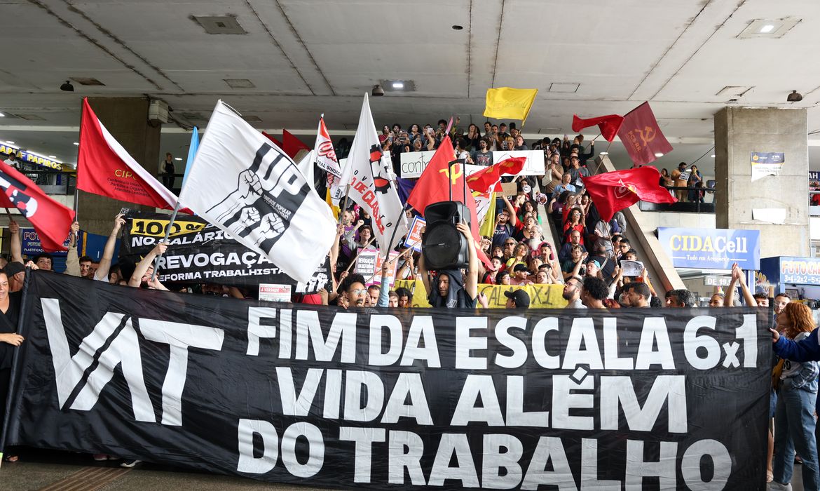 Manifestantes erguem faixa com os dizeres Fim da Escala 6x1 Vida Além do Trabalho durante ato