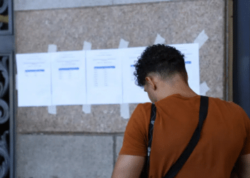 Candidato do CNU analisando lista de opções de lotação para escolha de local de atuação.