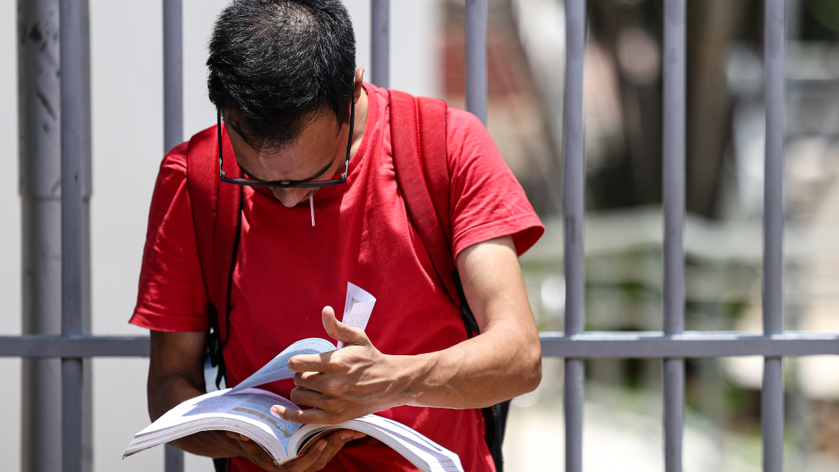 Participante revisando material de estudo antes da Prova Nacional Docente (PND) 2026.