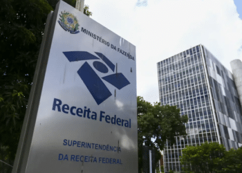Placa da Receita Federal, do Ministério da Fazenda, em frente ao prédio da Superintendência