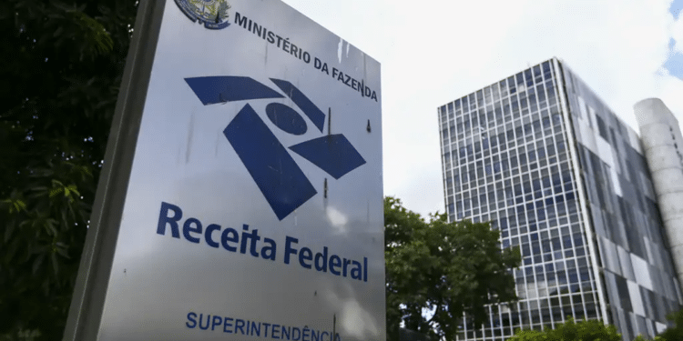 Placa da Receita Federal, do Ministério da Fazenda, em frente ao prédio da Superintendência